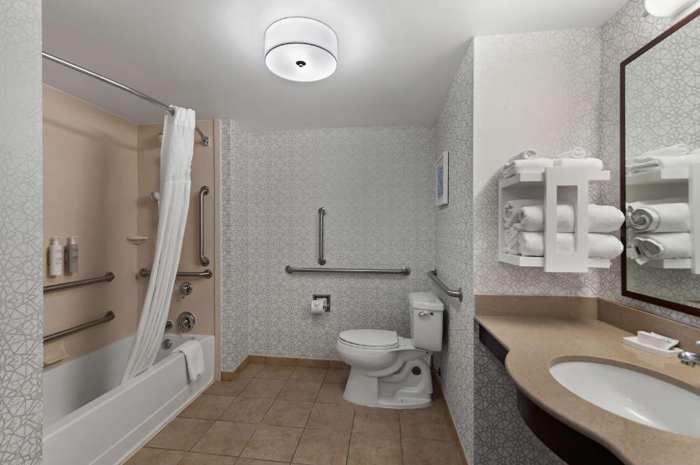 Queen Room with Two Queen Beds - Mobility and Hearing Access/Non-Smoking interior