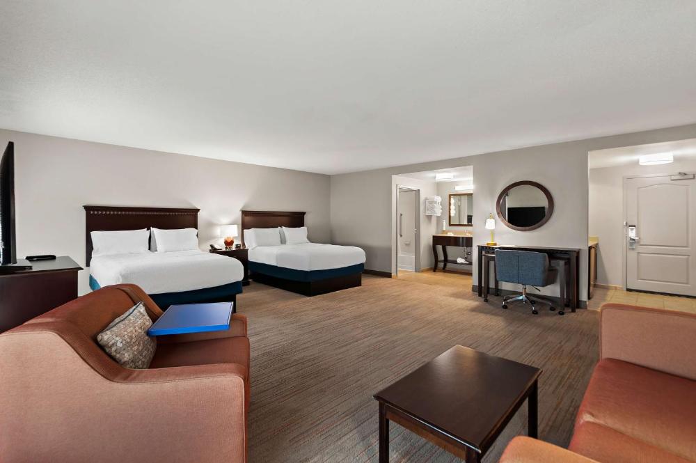 Queen Studio Suite with Two Queen Beds and Sofa Bed - Non-Smoking interior